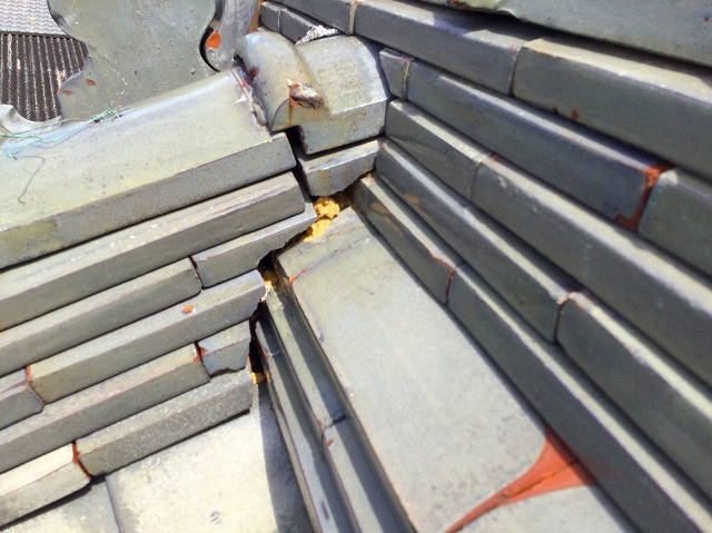 明石市のすき間が開いた棟部